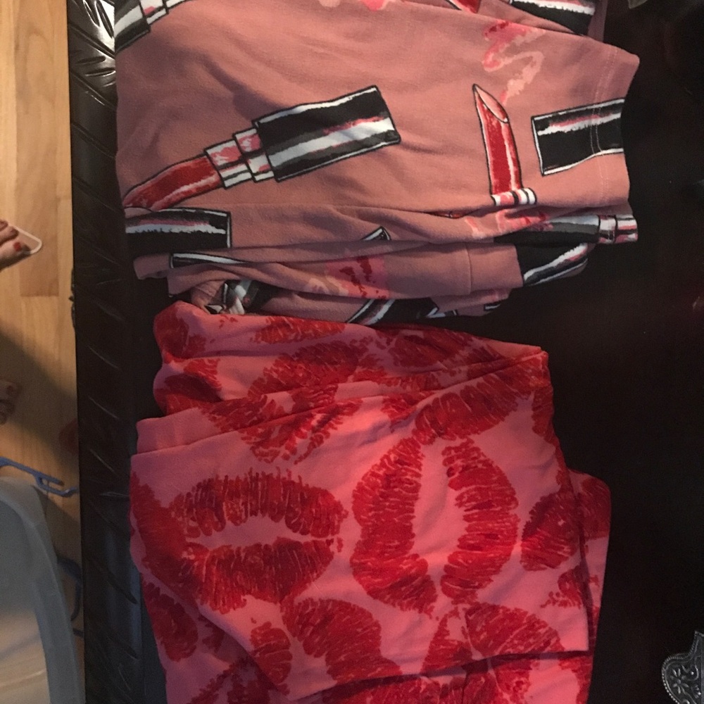 lularoe leggings. PERFECT FOR VALENTINES DAY!! - Picture 1 of 1