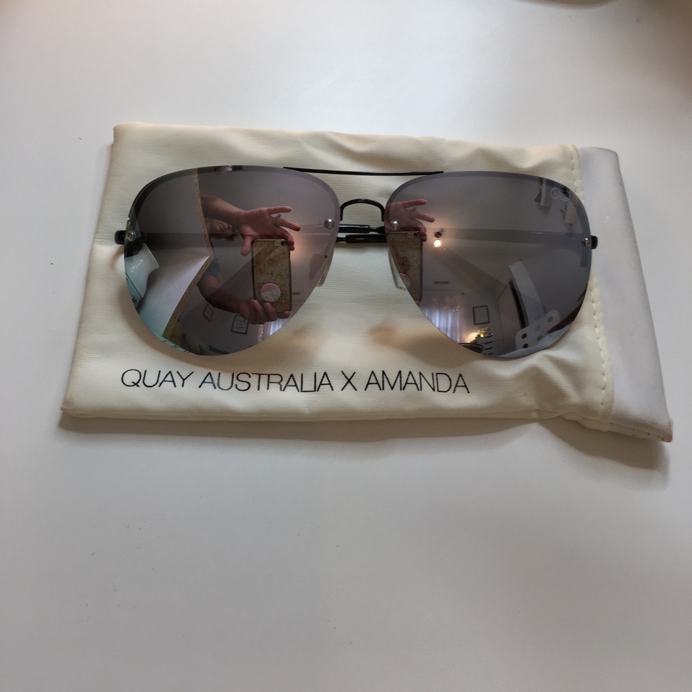 Quay x Amanda aviator sunglasses black and silver