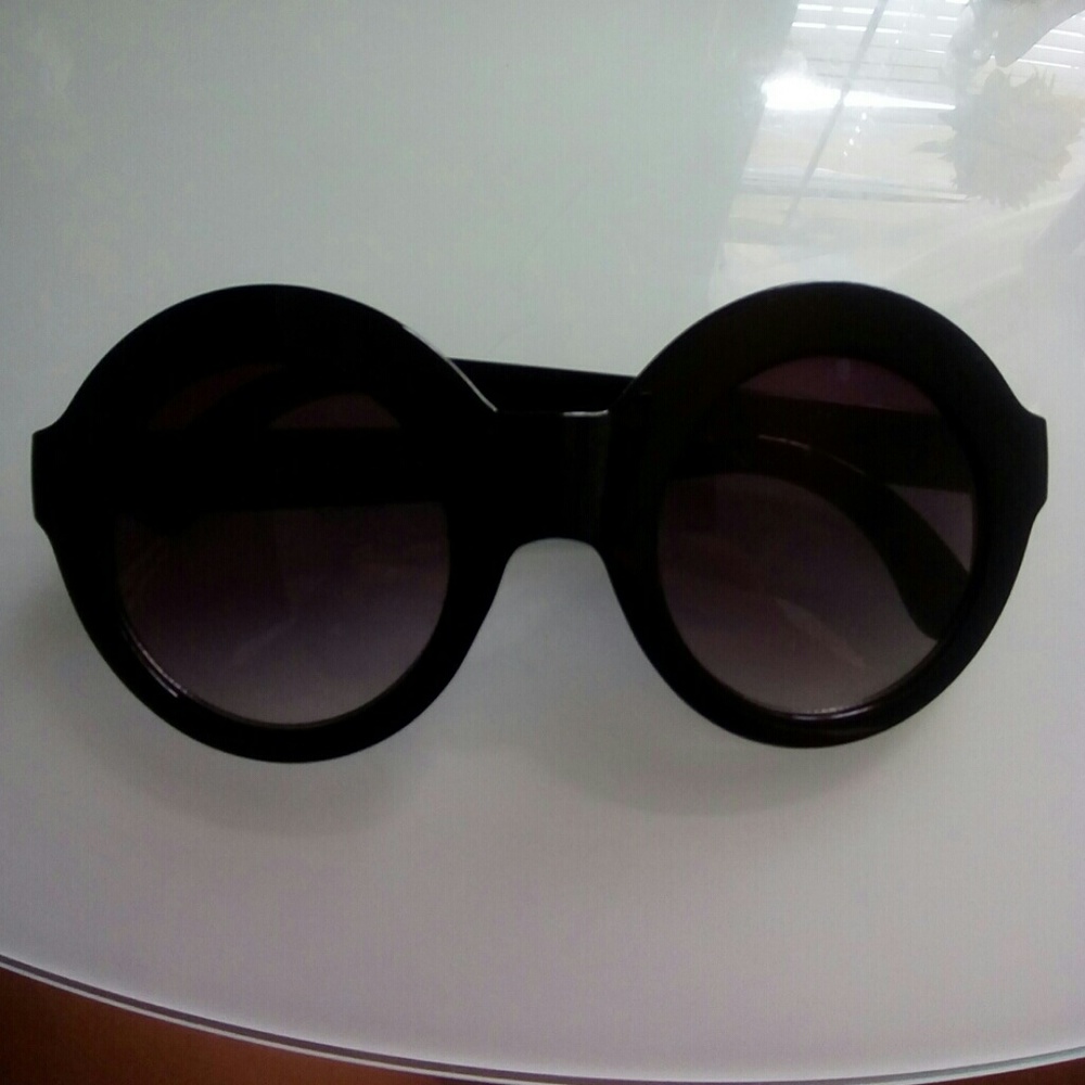 Large round glasses *like Edna Mode*