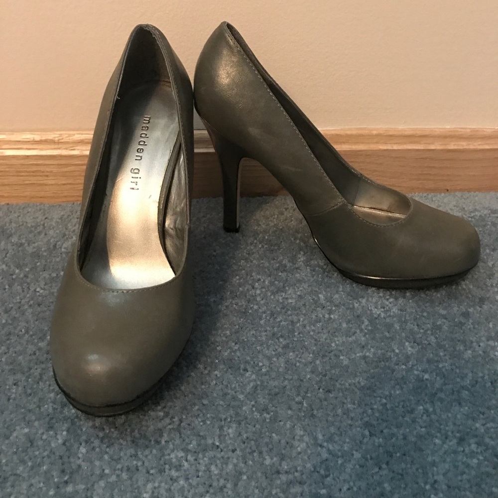 Madden Girl Gray Pumps