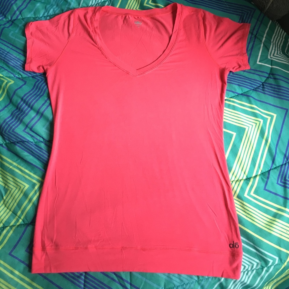 •Alo• Cool Fit V Neck Tee