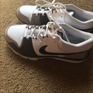 LIKE NEW! Men's Nike tennishoes