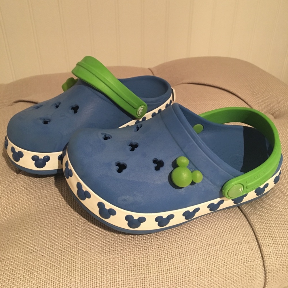 Disney Crocs Boys Youth Size 1, Epcot