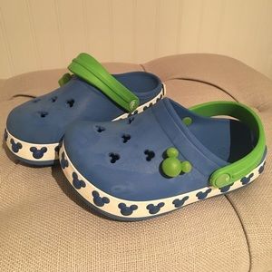 Disney Crocs Boys Youth Size 1, Epcot