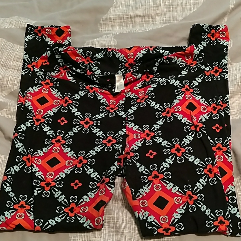 Lularoe TC leggings, black background