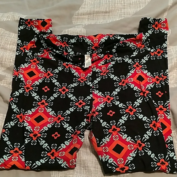 Lularoe TC leggings, black background - Picture 1 of 4