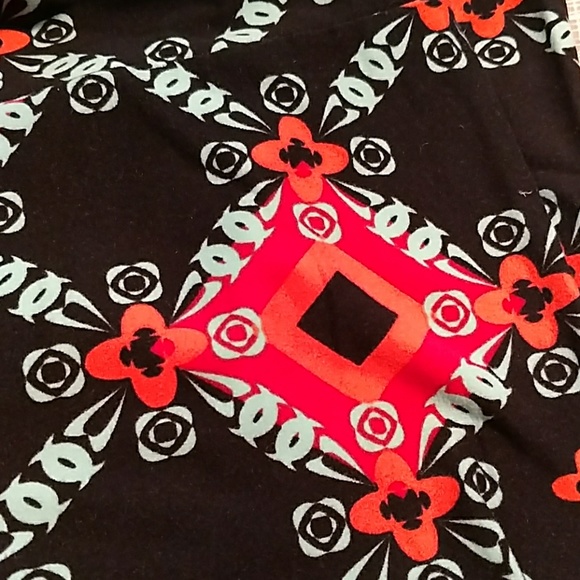 Lularoe TC leggings, black background - Picture 2 of 4