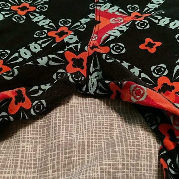 Lularoe TC leggings, black background - Picture 4 of 4