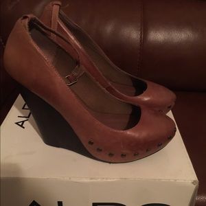 Rustic Aldo wedge single strap studded heel.