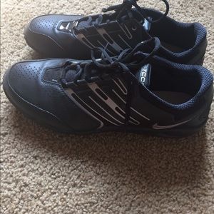 Nike black men's tennishoes