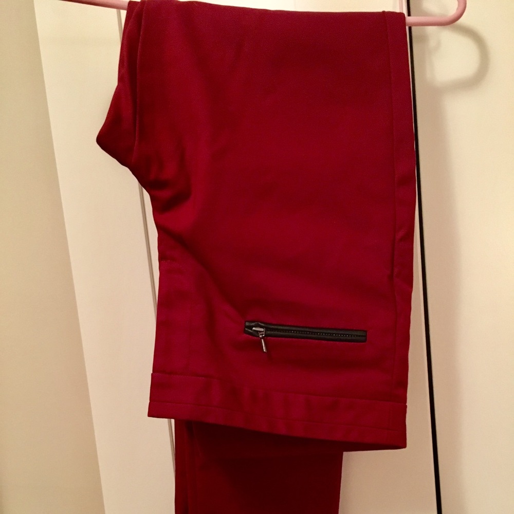 Club Monaco women's maroon skinnies w. leather det