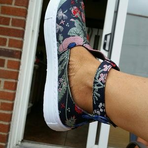 Women's New In Box floral Sneakers one ☝️ Pair