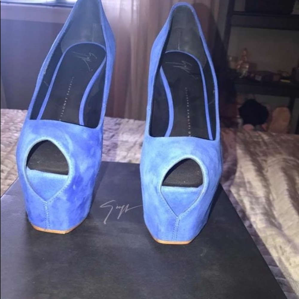 Giuseppe Zanotti blue suede pumps