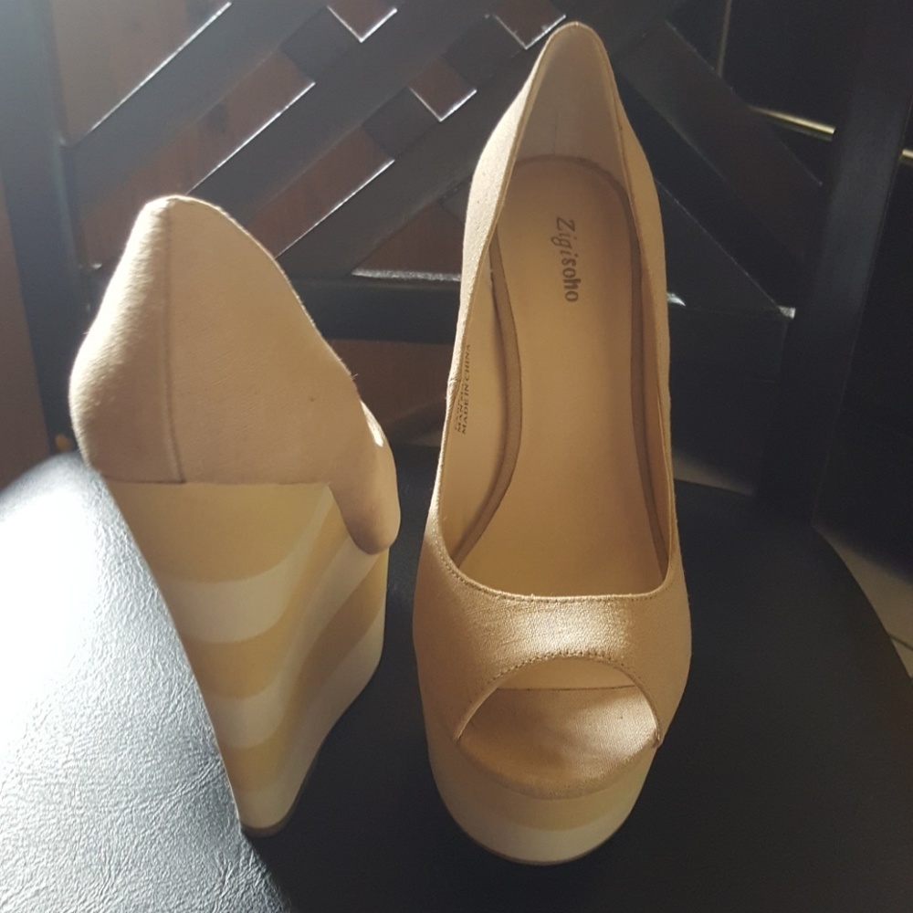 (NWT) Pizzazz wedges by Zigi Soho