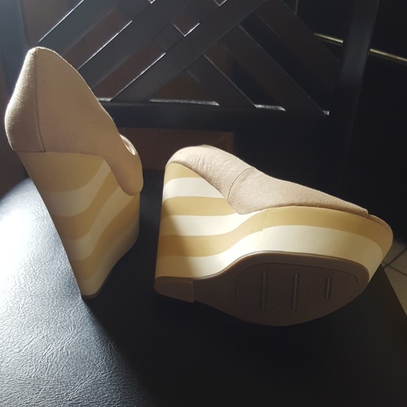 (NWT) Pizzazz wedges by Zigi Soho - Picture 3 of 5