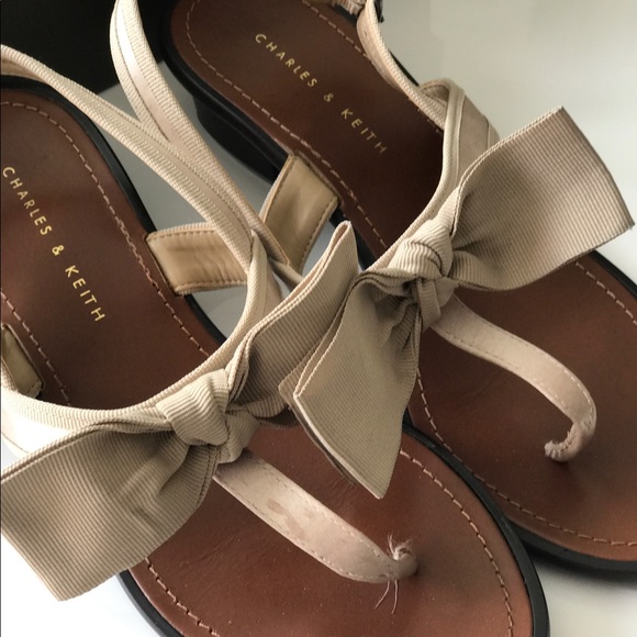 Charles and Keith bow sandals natural color - Picture 1 of 4