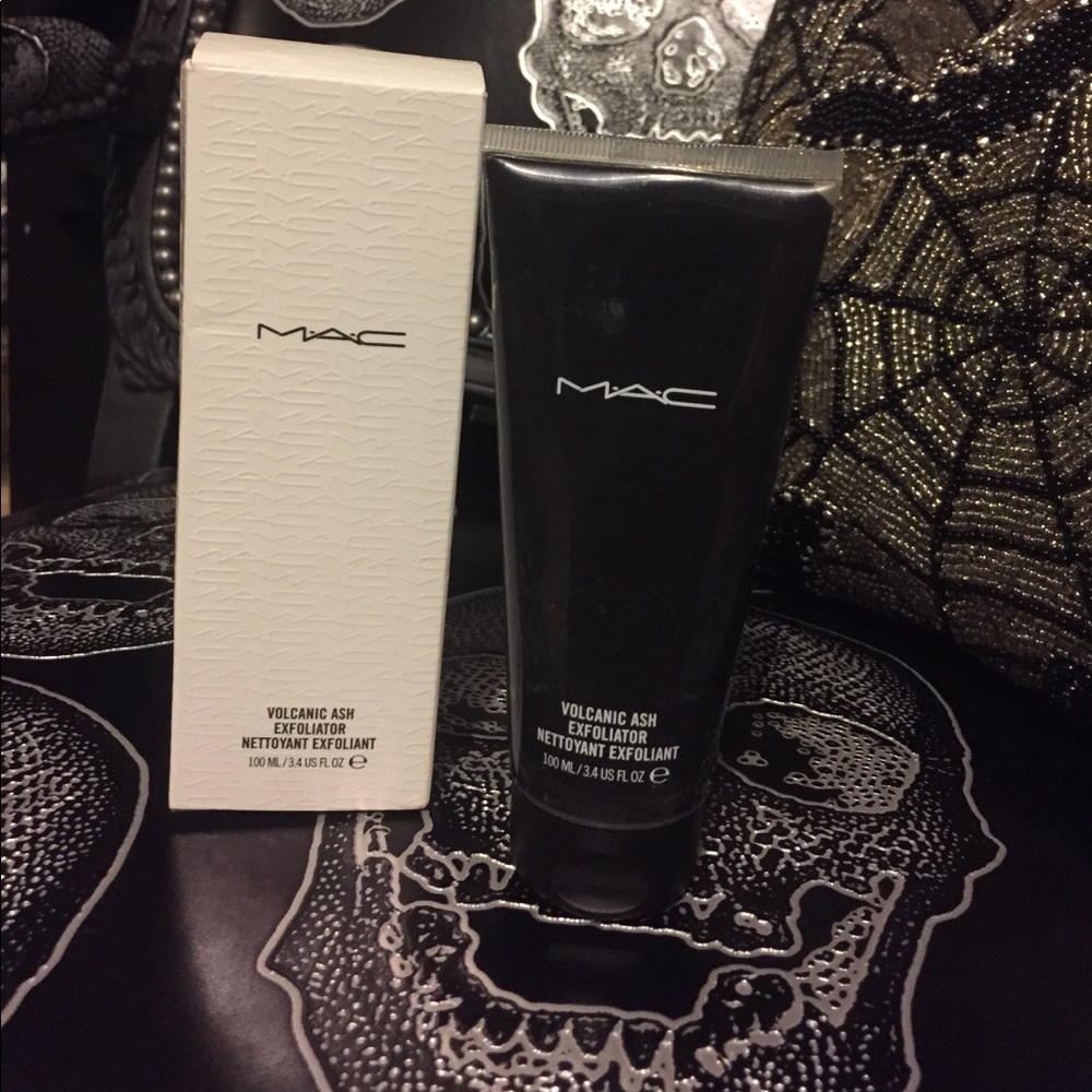 MAC Volcanic Ash Exfoliator