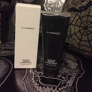 MAC Volcanic Ash Exfoliator