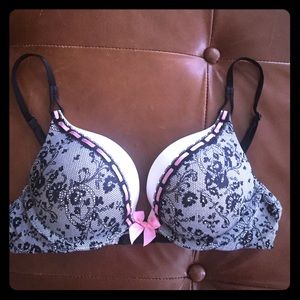 **SOLD!* Victoria's Secret Bombshell 32A