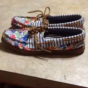 Sporty floral/pinstriped loafer