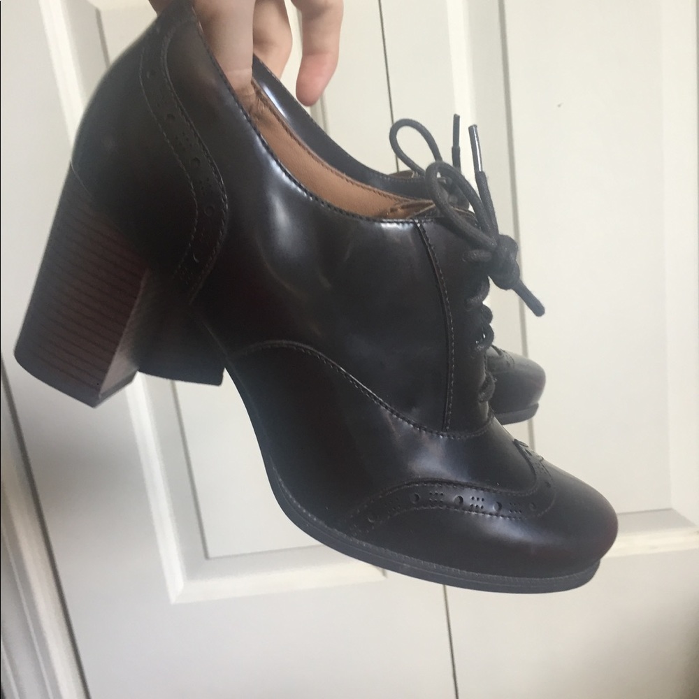 Clarks oxford pumps size 8.5