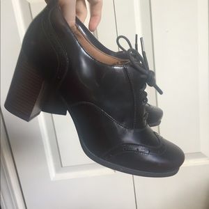 Clarks oxford pumps size 8.5