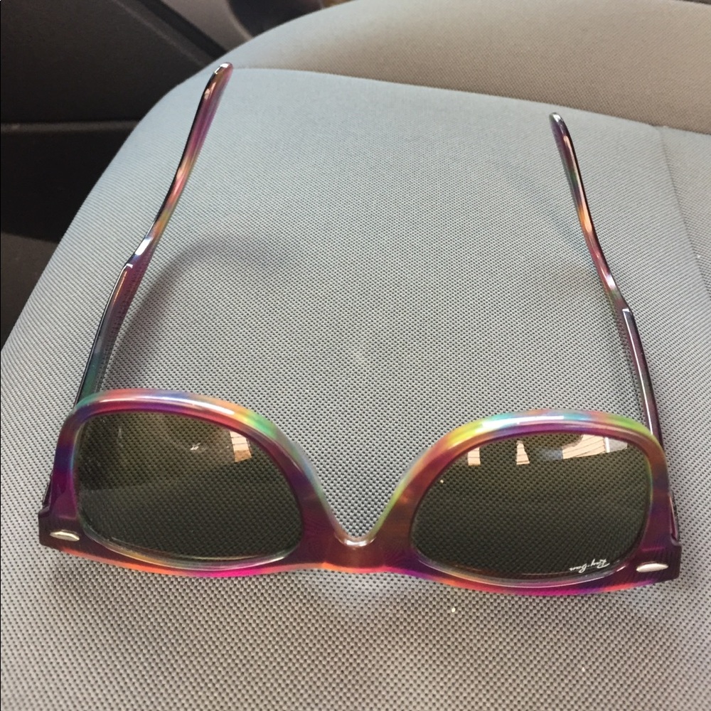Ray bans, wayfarer. In great shape, no scratches.