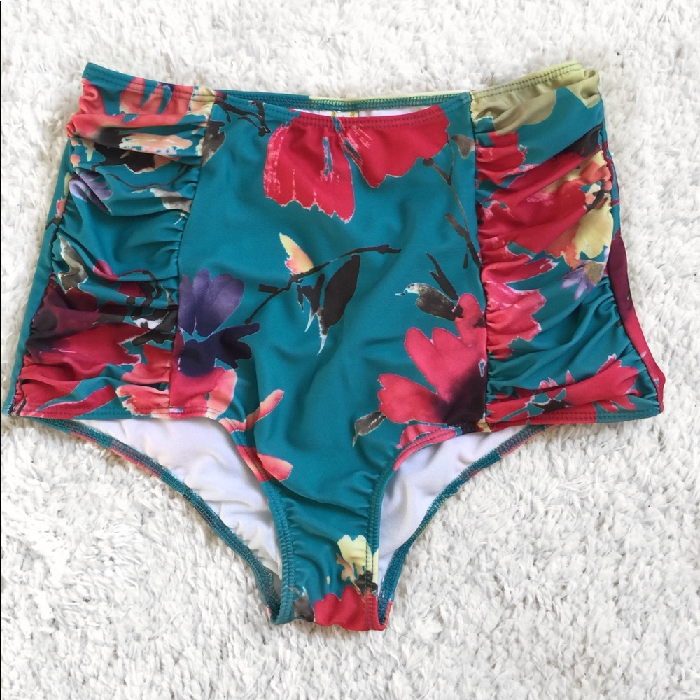 KORTNI JEANE NWOT ruched bottoms