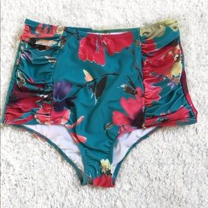 KORTNI JEANE NWOT ruched bottoms