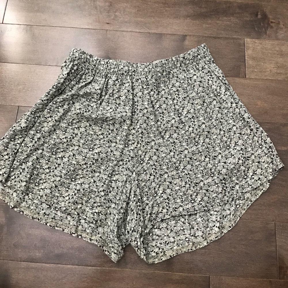 Brandy Melville Floral Shorts - Picture 1 of 1