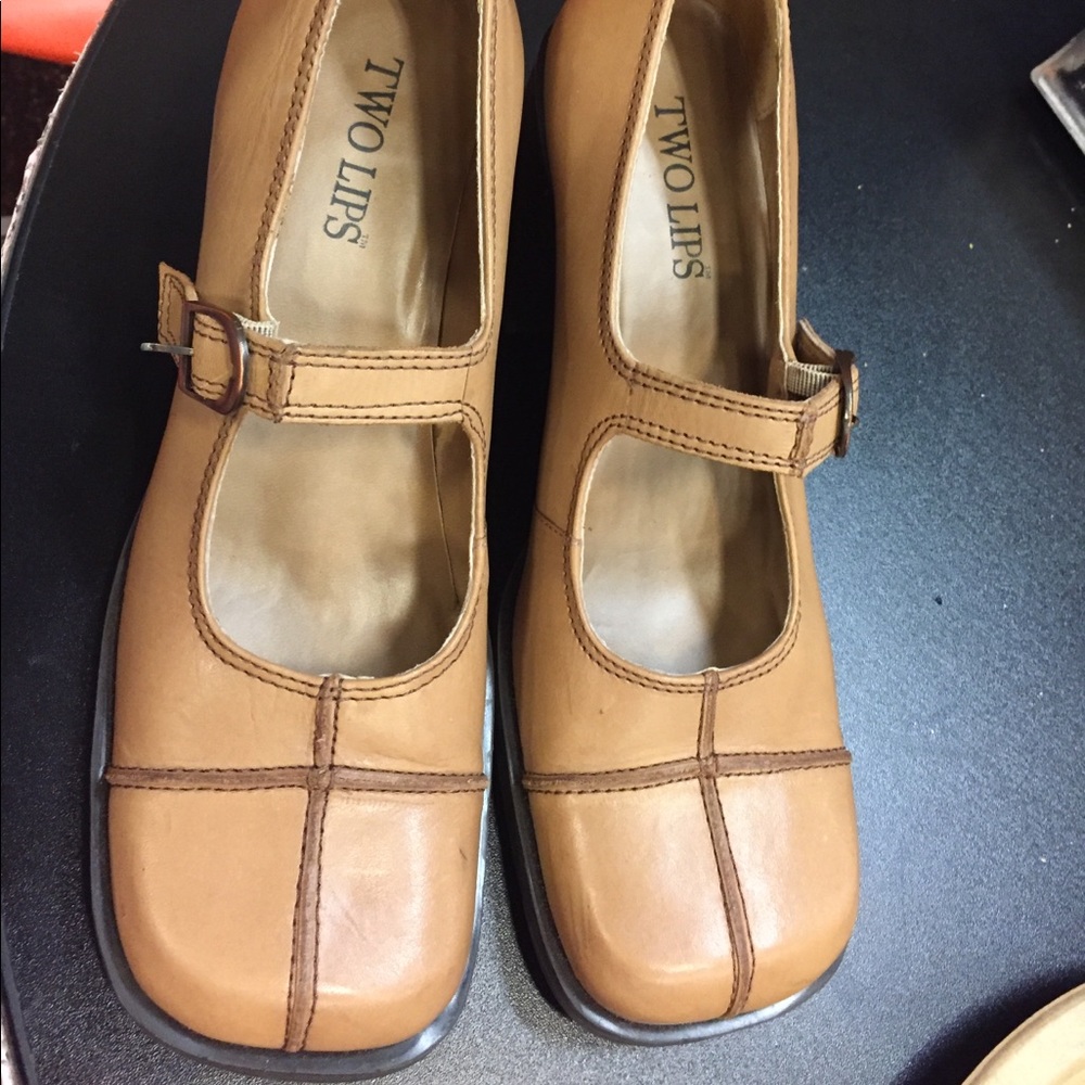Two Lips sz 9 leather tan shoes
