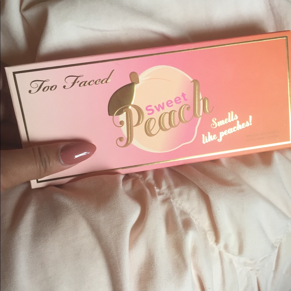 Sweet peach eyeshadow palette