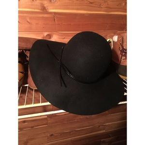 ✨PRICE DROP✨Forever21 Black Floppy Hat