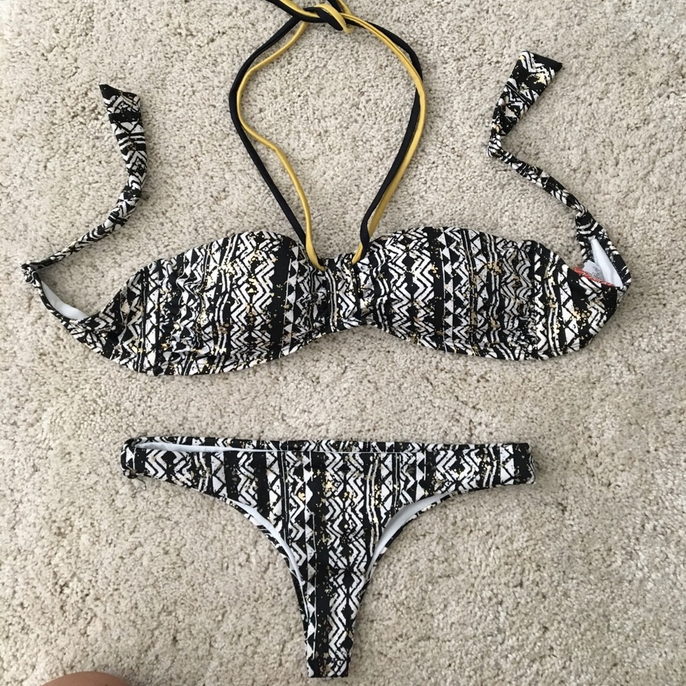 Black/white and gold bikini 👙