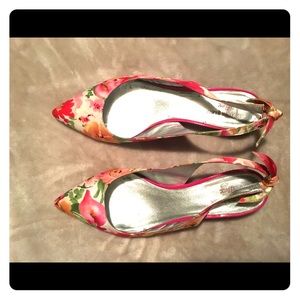AK ANNE KLIEN floral pointed toe 1 inch heels
