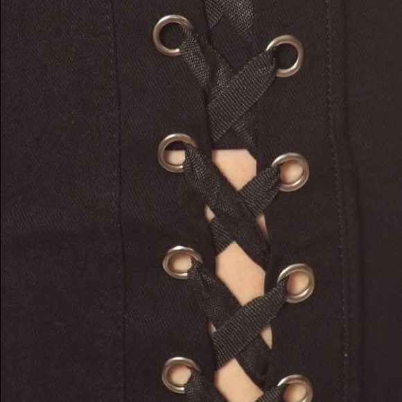 Sultry Black Side Lace-Up Leggings - Picture 3 of 4