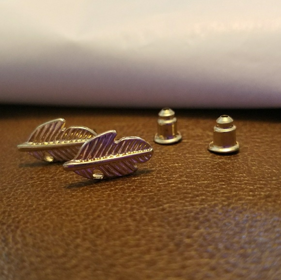 18k Gold plated leaf stud earrings - Picture 3 of 5