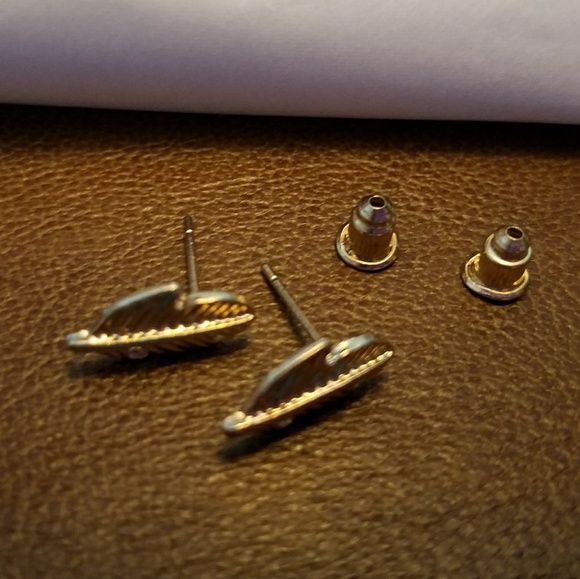 18k Gold plated leaf stud earrings - Picture 4 of 5