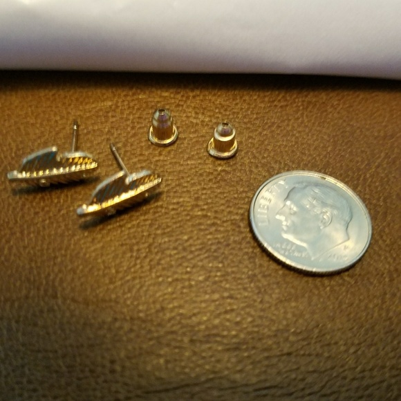 18k Gold plated leaf stud earrings - Picture 5 of 5