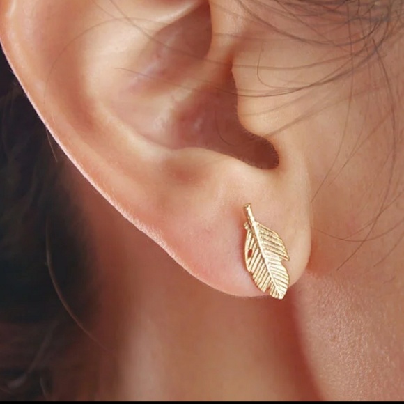 18k Gold plated leaf stud earrings - Picture 2 of 5