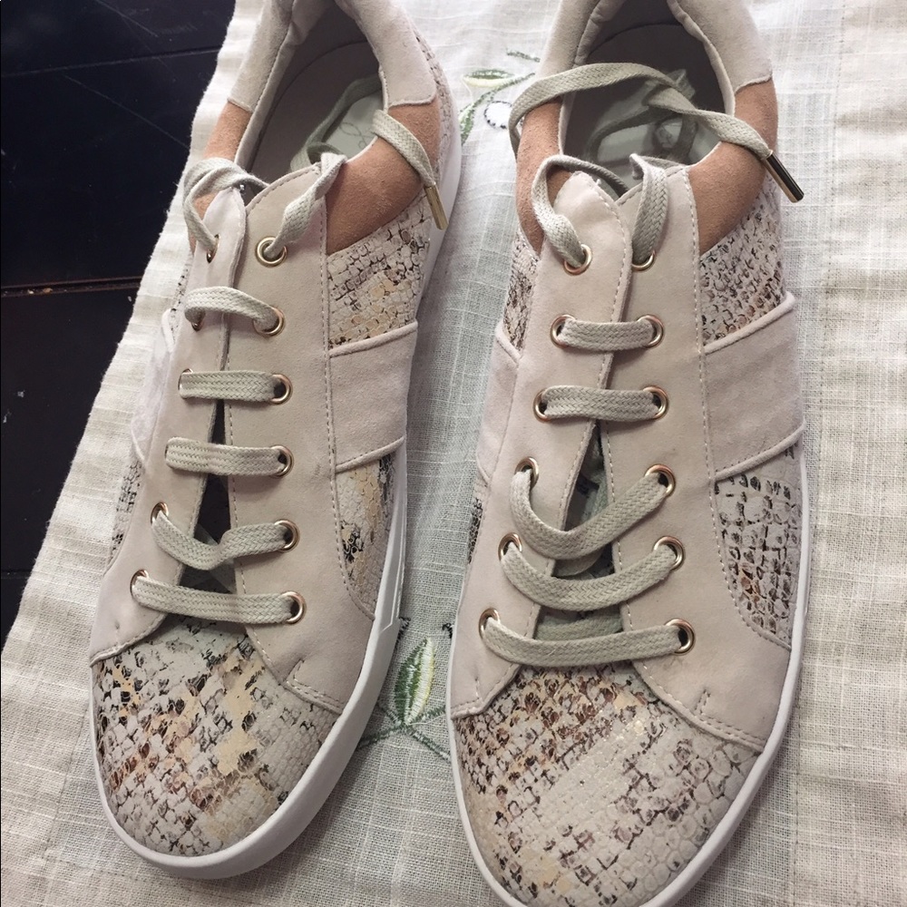 Joie Sneakers
