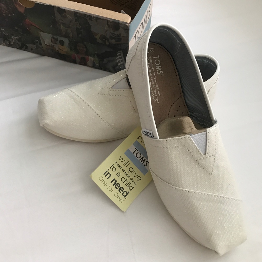 NWT Classic Bridal White Glitter Toms