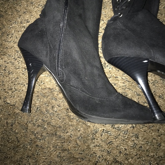 NWOB.....BCBGgirls BLACK LACE UP BACK SUEDE BOOTS - Picture 3 of 8