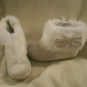 Gymboree white fur w/ bow toddler girl boots