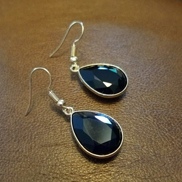 Black earrings in gold setting - Picture 2 of 5