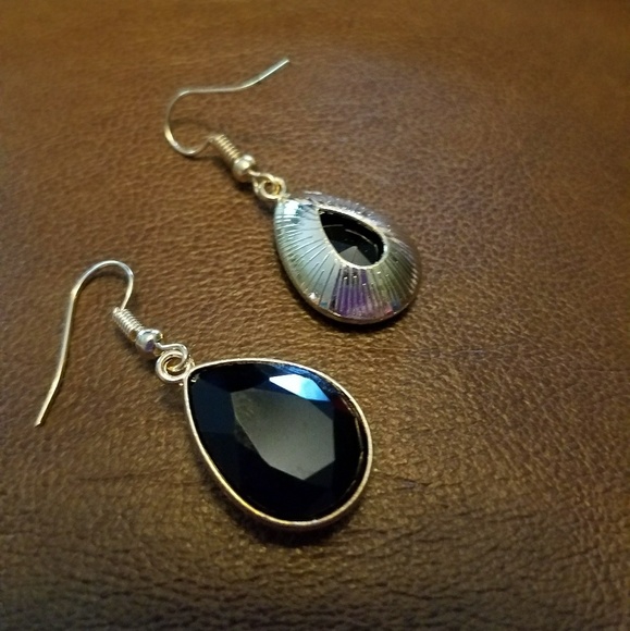 Black earrings in gold setting - Picture 3 of 5