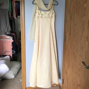 Pale yellow full length prom/wedding dress