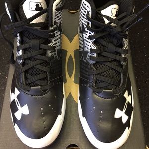 Under Armour boys baseball cleats NEW
