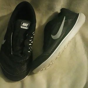 Boy black and white Nikes size 2y