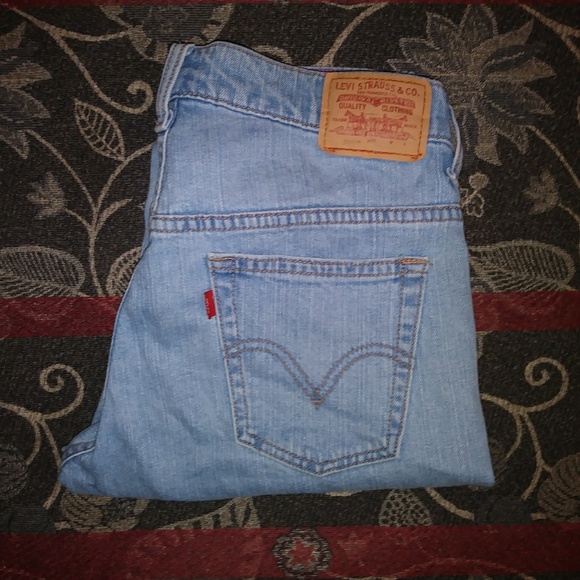 SOLD 🌟 Levi's Capri Jeans 🌟 - Picture 3 of 5